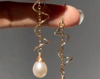 繊細な手吹きパールのドロップイヤリング、スパイラルダングルイヤリング、ミニマルなハンドメイドダングルイヤリング、軽量で存在感のある女性用アクセサリー