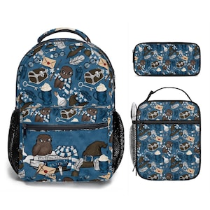 Może przedstawiać: Niebieski zestaw plecaka, piórnika i torby na lunch z powtarzającym się wzorem sów, kluczy, listów i butelek z miksturami. Plecak ma czarną siatkową kieszeń boczną. Torba na lunch ma czarny uchwyt.