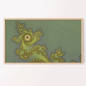 Op de afbeelding: Een ingelijste abstracte kunstprint met een groene achtergrond en een geel en gouden fractale ontwerp. Het ontwerp heeft een draaiende patroon met een paarse kern.