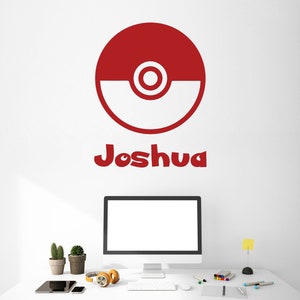 Pokémon Pokeball personnalisé avec nom - Décalcomanie murale en vinyle personnalisée - Décoration intérieure pour chambre d’enfant, salle de jeux ou autocollant d’ordinateur portable