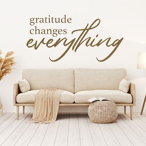 La gratitud cambia todo Cita inspiradora - Calcomanía de pared de vinilo para la decoración del hogar - Perfecto para habitación familiar, dormitorio u oficina - Extraíble