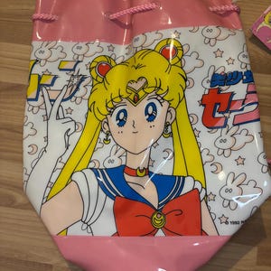 Puede incluir: Un juego de tres tazas de cerámica con acabado moteado y mate. Las tazas son de color crema, gris claro y gris oscuro. Cada taza tiene un diseño simple y minimalista.