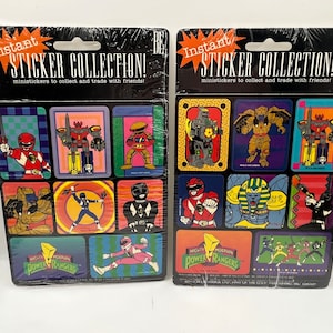 Może przedstawiać: Dwa opakowania naklejek Mighty Morphin Power Rangers. Każde opakowanie zawiera 8 naklejek z różnymi postaciami z serialu. Naklejki są kolorowe i przedstawiają różne postacie, w tym Czerwonego Strażnika, Zielonego Strażnika i Białego Strażnika.