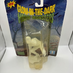Vintage 1990 Universal Monsters brillan en la oscuridad La figura del jorobado - EN TARJETA