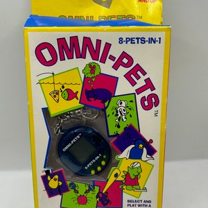 Può includere: Un giocattolo portachiavi Omni-Pets 8-Pets-In-1 blu e giallo con uno schermo digitale. La confezione presenta illustrazioni colorate degli otto diversi animali domestici con cui è possibile giocare sul giocattolo. La confezione indica anche "Età 8 anni e più" e "Seleziona e gioca con un animale domestico diverso in ogni partita!"