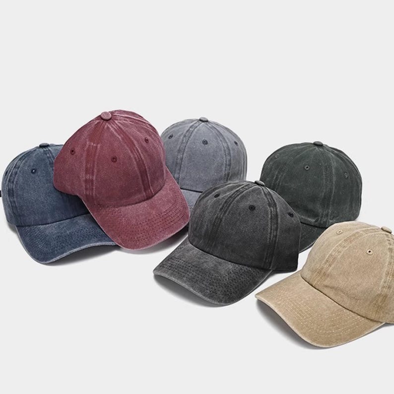 Pu&ograve; includere: Cinque cappellini da baseball in diversi colori, tra cui rosso, blu, nero e beige. I cappellini sono realizzati in un tessuto morbido e testurizzato e hanno uno stile classico e casual.