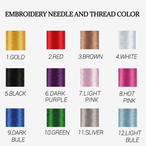 Pu&ograve; includere: Una tabella che mostra 12 colori diversi di filo per ricamo, etichettati con i loro nomi: Oro, Rosso, Marrone, Bianco, Nero, Viola scuro, Rosa chiaro, Rosa acceso, Blu scuro, Verde, Argento e Azzurro.