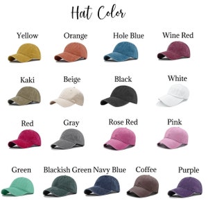 Pu&ograve; includere: Una selezione di 15 cappellini da baseball in vari colori, tra cui giallo, arancione, blu, rosso, verde, nero, bianco, beige, grigio, rosa e viola. I cappellini sono disposti in file di tre, con il nome del colore scritto sopra ogni cappellino.