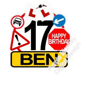Op de afbeelding: Een verjaardagstaarttopper met een rijthema. Het heeft het nummer 17 in zwart, de naam "BEN" in geel en verkeersborden. Bevat de tekst "Happy Birthday" en een autosleutel.