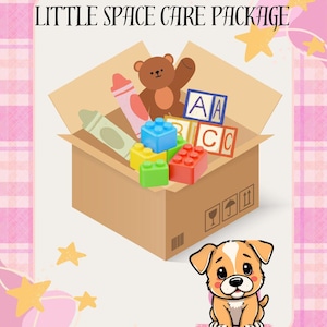 Pode incluir: Uma caixa de papel&atilde;o com a etiqueta "Little Space Care Package" cheia de brinquedos, incluindo blocos de constru&ccedil;&atilde;o, giz de cera e um ursinho de pel&uacute;cia. Um filhote de desenho animado est&aacute; abaixo da caixa. O fundo &eacute; rosa com padr&otilde;es de estrelas e xadrez.