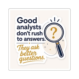 Peut inclure: Un autocollant carré avec le texte bleu foncé Good analysts don't rush to answers. et le texte doré They ask better questions. Une icône de loupe bleu foncé avec un point d'interrogation doré à l'intérieur se trouve à droite du texte.