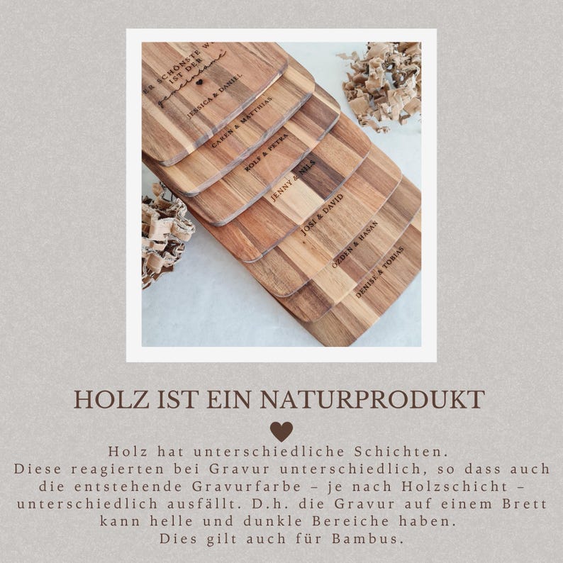 K&ouml;nnte beinhalten: Ein Stapel Holzschneidebretter mit eingravierten Namen. Die Bretter sind rechteckig mit abgerundeten Ecken und einer nat&uuml;rlichen Holzmaserung. Die Namen sind in einer einfachen Schriftart. Der Text "HOLZ IST EIN NATURPRODUKT" steht unten.