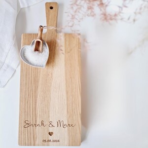 Hochzeitsgeschenk personalisiert - Geschenk zur Hochzeit Standesamt Verlobung - Schneidebrett Eiche - Hochzeitsgeschenke für das Brautpaar