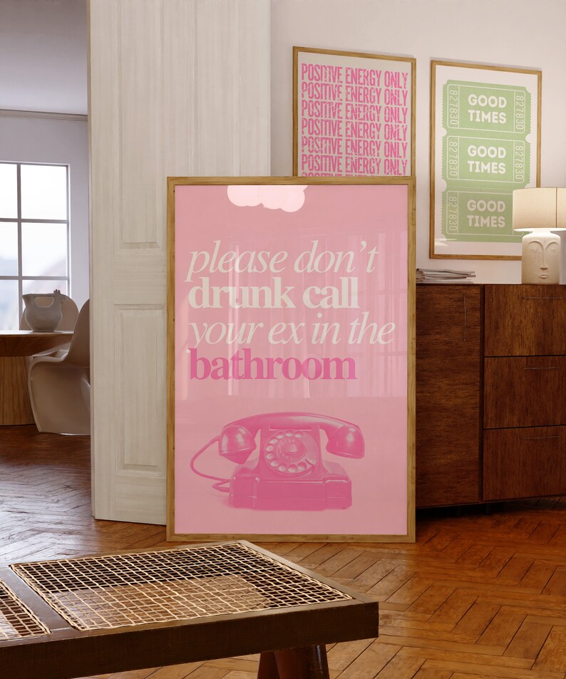 Op de afbeelding: Roze en witte poster met de tekst "please don't drunk call your ex in the bathroom" en een roze draaischijftelefoon illustratie.