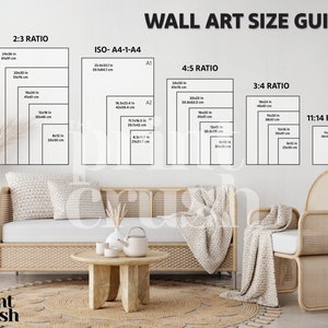 Pode incluir: Um guia de tamanhos de arte de parede com diferentes propor&ccedil;&otilde;es, incluindo 2:3, ISO-A4-1-A4, 4:5, 3:4 e 11:14. O guia mostra as dimens&otilde;es em polegadas e cent&iacute;metros para cada propor&ccedil;&atilde;o. O guia &eacute; exibido em uma parede com um sof&aacute; e uma cadeira na frente.