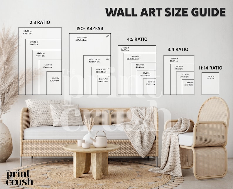Pode incluir: Um guia de tamanhos de arte de parede com diferentes propor&ccedil;&otilde;es, incluindo 2:3, ISO-A4-1-A4, 4:5, 3:4 e 11:14. O guia mostra as dimens&otilde;es em polegadas e cent&iacute;metros para cada propor&ccedil;&atilde;o. O guia &eacute; exibido em uma parede com um sof&aacute; e uma cadeira na frente.