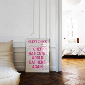 Kocken var söt, skulle äta här igen, gästrutigt tryck, trendig rosa tjejkonst, rosa köksväggtryck, preppy konstverk, rolig lägenhetsdekor bild 3