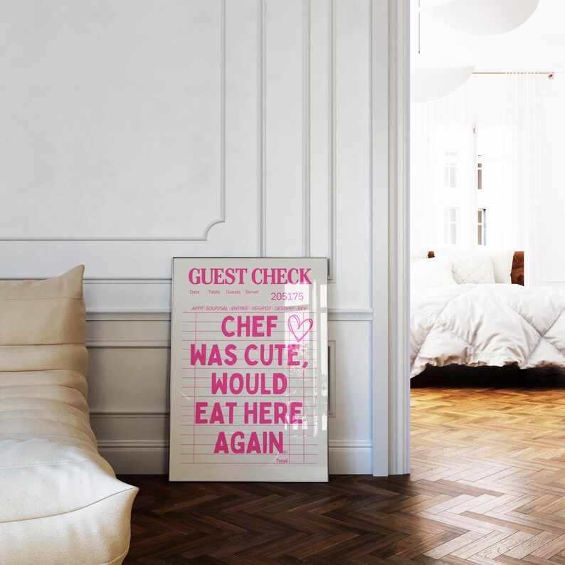 Kocken var söt, skulle äta här igen, gästrutigt tryck, trendig rosa tjejkonst, rosa köksväggtryck, preppy konstverk, rolig lägenhetsdekor bild 3