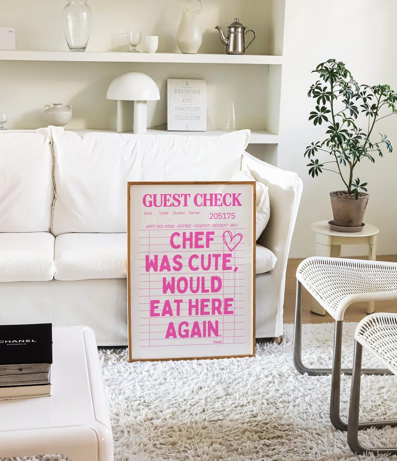 Kocken var söt, skulle äta här igen, gästrutigt tryck, trendig rosa tjejkonst, rosa köksväggtryck, preppy konstverk, rolig lägenhetsdekor bild 2