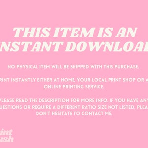 Op de afbeelding: Roze achtergrond met witte tekst die luidt "THIS ITEM IS AN INSTANT DOWNLOAD. NO PHYSICAL ITEM WILL BE SHIPPED WITH THIS PURCHASE. PRINT INSTANTLY EITHER AT HOME, YOUR LOCAL PRINT SHOP OR AN ONLINE PRINTING SERVICE. PLEASE READ THE DESCRIPTION FOR MORE INFO. IF YOU HAVE ANY QUESTIONS OR REQUIRE A DIFFERENT RATIO SIZE NOT LISTED, PLEASE DON'T HESITATE TO CONTACT ME." De tekst "print crush" staat in een wit kader met een zwarte rand.