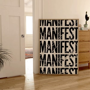 Pode incluir: Uma impress&atilde;o emoldurada com a palavra "MANIFEST" repetida cinco vezes em uma fonte preta desgastada sobre um fundo branco.