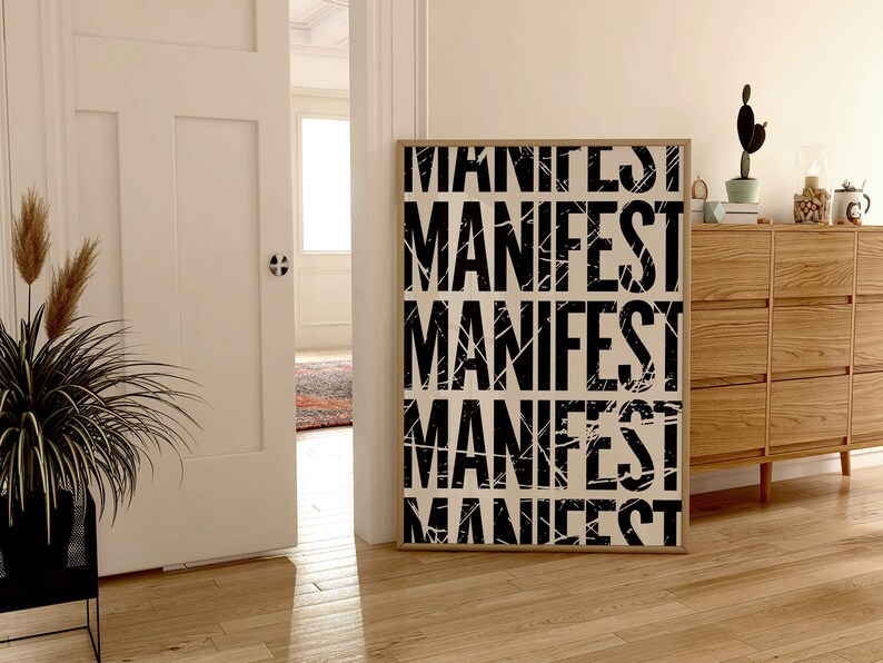 Pode incluir: Uma impress&atilde;o emoldurada com a palavra "MANIFEST" repetida cinco vezes em uma fonte preta desgastada sobre um fundo branco.