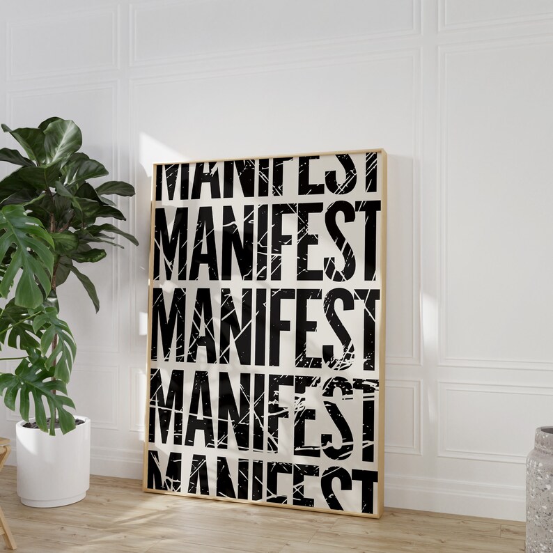 Pode incluir: Um p&ocirc;ster preto e branco com a palavra "MANIFEST" repetida cinco vezes em uma fonte desgastada. O p&ocirc;ster &eacute; emoldurado por uma moldura fina e dourada.