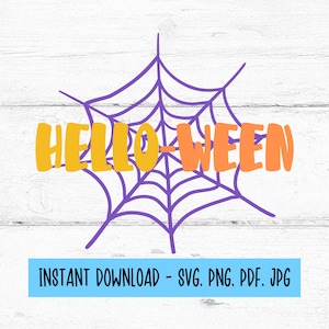 Könnte beinhalten: Ein Halloween-Grafikdesign mit dem Wort "HELLO-WEEN" in Orange und Gelb, überlagert von einem lila Spinnennetz. Darunter zeigt ein blaues Rechteck "INSTANT DOWNLOAD - SVG. PNG. PDF. JPG". Der Hintergrund ist Holzmaserung.