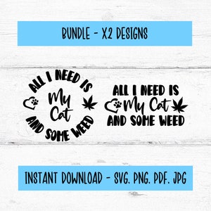 Puede incluir: Dos diseños en blanco y negro sobre un fondo de madera blanca. Los diseños dicen "Todo lo que necesito es mi gato y algo de hierba". Un diseño está en un círculo y el otro en una línea recta. El texto "Bundle - X2 Designs" está en la parte superior de la imagen. El texto "Descarga instantánea - SVG. PNG. PDF. JPG" está en la parte inferior de la imagen.