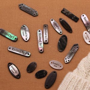 Personalisierte Mini schwarze Muschel Harz Tags, gravierte stricken Häkeln Etiketten, strickt und häkeln Etiketten, Tags für gestrickte Mützen, Geschenke für Pullover Strickerinnen,
