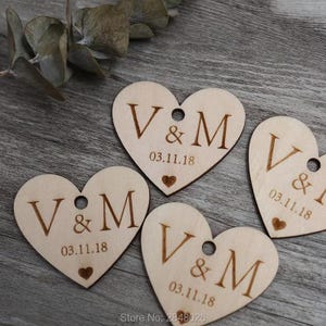 Aangepaste monogramtags, initialen en datum ambachtelijke hangende tag, trouwbedankjes, hart met gat cadeaukaartjes, huwelijkscadeaus
