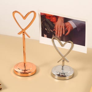 Porta tarjetas de lugar con forma de corazón dorado, porta tarjetas de acero inoxidable con grabado personalizado, soporte para número de mesa, decoración para bodas, decoración para fiestas, porta tarjetas para sentarse