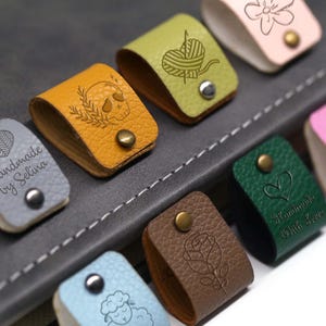 Étiquettes personnalisées pour articles à tricoter, Étiquettes faites main, Étiquettes au crochet avec rivets, Étiquettes en similicuir, Étiquettes en cuir à vissage