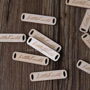 Etichette in legno personalizzate da cucire, etichette lavorate a maglia e all'uncinetto, etichette per nomi di invitati a nozze, etichette per lavori a maglia, etichette per abbigliamento