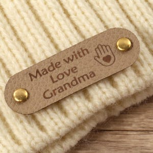 Etiquetas de cuero sintético en miniatura de 1,9 x 0,6 pulgadas para tejer y hacer crochet, para gorros de punto, para coser, para prendas de vestir, con texto y logotipos grabados.