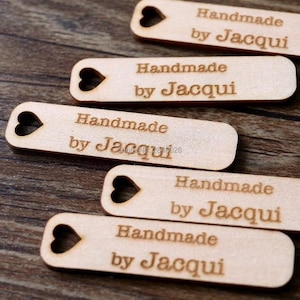 Etichette in legno personalizzate da cucire, etichette in legno fatte a mano, etichette con i nomi degli invitati al matrimonio, decorazioni rustiche per matrimoni, etichette per feste di fidanzamento e addio al nubilato.