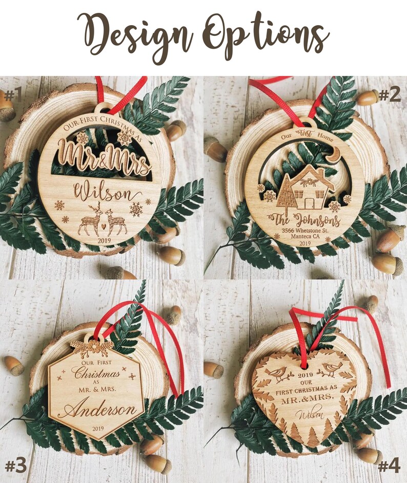 Puede incluir: Cuatro dise&ntilde;os diferentes para adornos navide&ntilde;os de madera personalizados. Los adornos son redondos, hexagonales y en forma de coraz&oacute;n. Los adornos presentan el texto "Nuestra primera Navidad como Sr. y Sra. Wilson", "Nuestra primera Navidad como Sr. y Sra. Anderson", "The Johnsons 3566 Whetstone St. Manteca CA 2019", y "2019 Nuestra primera Navidad como Sr. y Sra. Wilson".