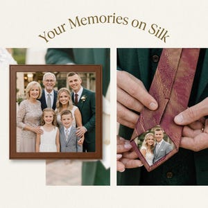 Pode incluir: Um retrato de família emoldurado e uma gravata de seda com uma inserção fotográfica. A gravata é bordô e dourada, e a foto emoldurada mostra uma família de seis pessoas. O texto "Your Memories on Silk" está visível.