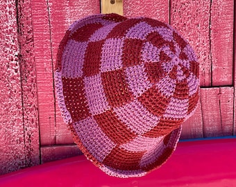 Chapeau bob Leopareo en paille rose et rouge à carreaux, fait à la main avec amour