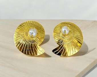 House of Harlow 1960 Set Of 6 Gold Pearl Natural Shell  House of Harlow 1960 NWT Gold Shell Pearl Drop Earrings Nautical Coastal main image 2