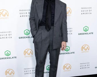 Traje gris carbón estilo vintage para hombre: solapa de pico de caballero