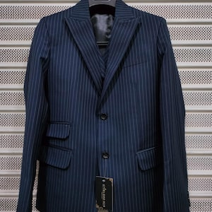 Men&#39;s Navy Blue 3 Piece Suit Pin Stripe Suit Business Wear Office Wear Formal Event Two Button Peak lapel Suit For Men.