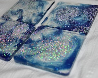 Holograficzne, niebieskie podkładki z żywicy (zestaw 4)/ Celestial resin glitter coasters (set of 4)