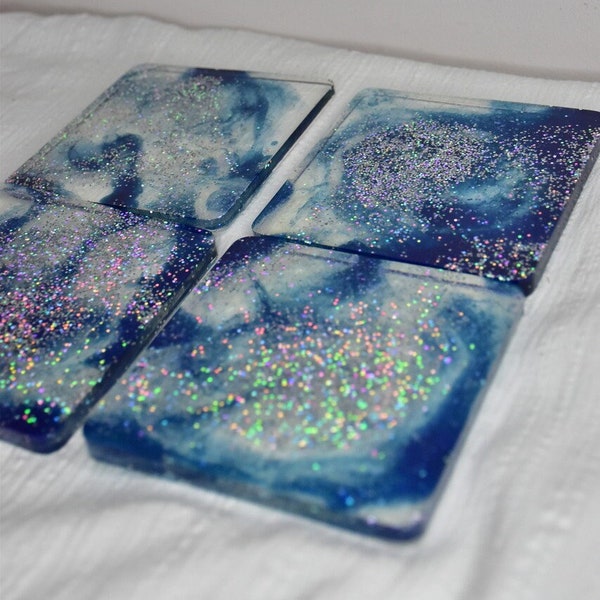 Holograficzne, niebieskie podkładki z żywicy (zestaw 4)/ Celestial resin glitter coasters (set of 4)