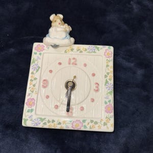 Puede incluir: Taza de cerámica blanca con asa negra y la frase "But First, Coffee" en estilo manuscrito. La taza tiene una capacidad aproximada de 325-440 ml, ideal para la bebida matutina.