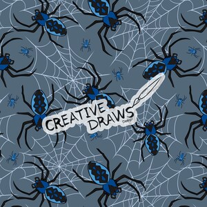 Może przedstawiać: Wzór bez szwów z niebieskimi i czarnymi pająkami na szarym tle z białymi pajęczynami. Tekst "CREATIVE DRAWS Design" jest napisany na czarnym tle białym kolorem.