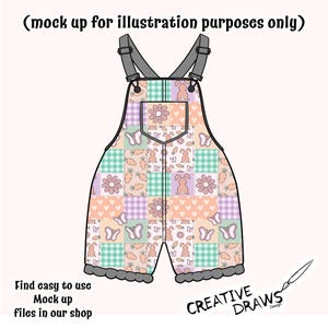 Op de afbeelding: Een baby-overall met patchwork-ontwerp in pastelkleuren. De overall heeft een geruit patroon, harten, vlinders, wortels en konijnen. De overall heeft een gerimpelde zoom rond de benen.