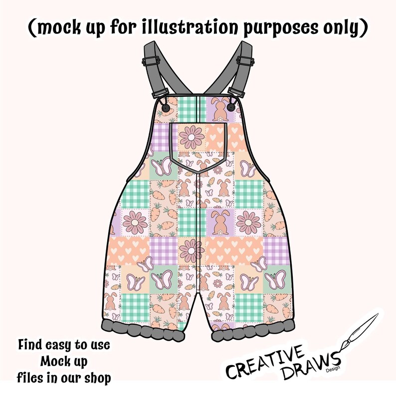 Op de afbeelding: Een baby-overall met patchwork-ontwerp in pastelkleuren. De overall heeft een geruit patroon, harten, vlinders, wortels en konijnen. De overall heeft een gerimpelde zoom rond de benen.