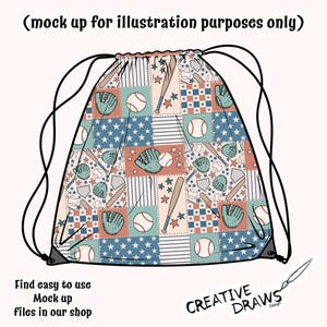 Puede incluir: Una bolsa con cord&oacute;n de b&eacute;isbol con un dise&ntilde;o de patchwork. La bolsa presenta pelotas de b&eacute;isbol, bates, guantes y estrellas en rojo, blanco y azul. El texto "(mock up for illustration purposes only)" est&aacute; en la parte superior. La bolsa tiene cordones negros y el texto "Find easy to use Mock up files in our shop" en la parte inferior.