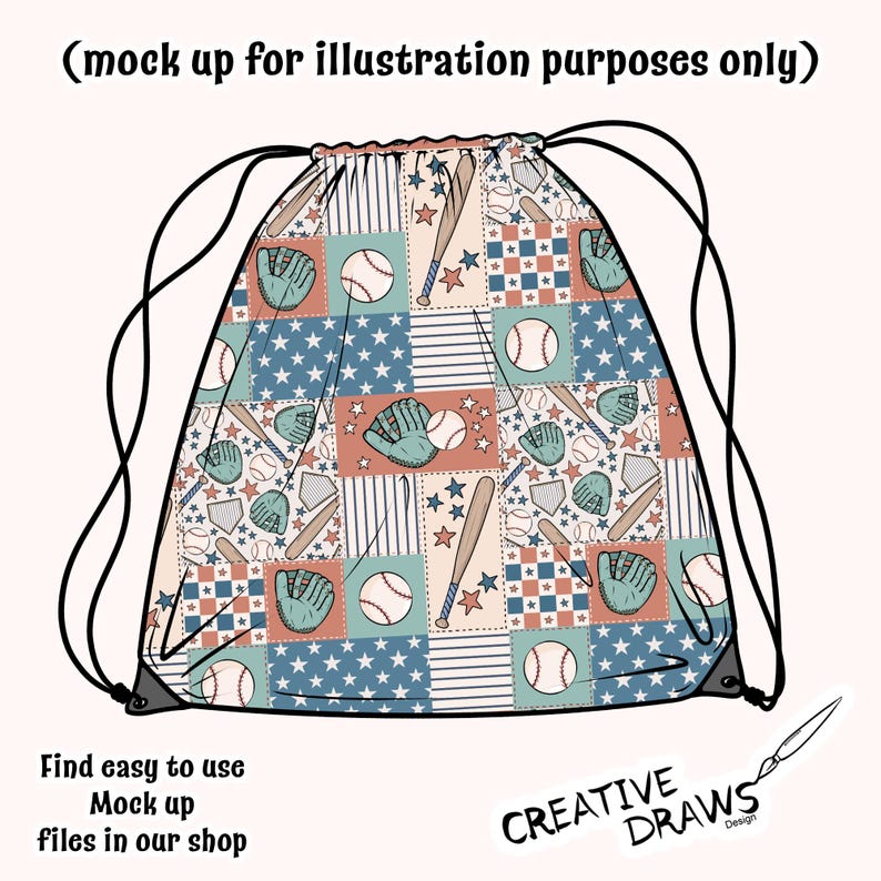 Puede incluir: Una bolsa con cord&oacute;n de b&eacute;isbol con un dise&ntilde;o de patchwork. La bolsa presenta pelotas de b&eacute;isbol, bates, guantes y estrellas en rojo, blanco y azul. El texto "(mock up for illustration purposes only)" est&aacute; en la parte superior. La bolsa tiene cordones negros y el texto "Find easy to use Mock up files in our shop" en la parte inferior.